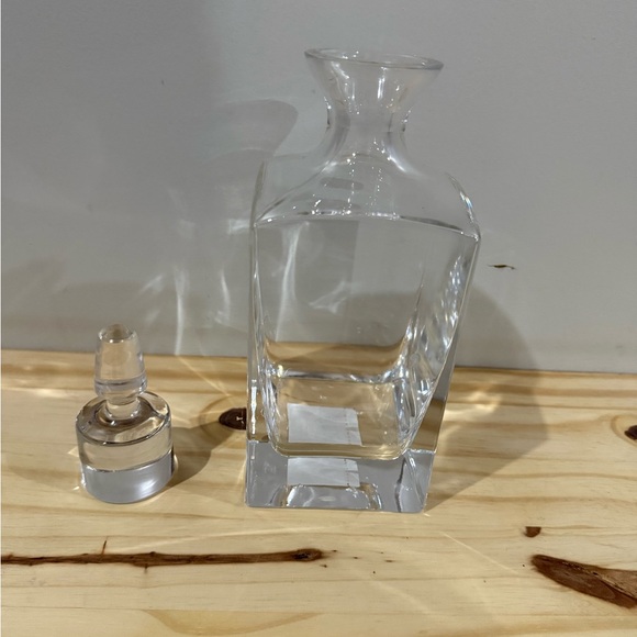 Elegant Clear Glass Decanter with Stopper